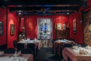 Restaurant gevuld met mooi Thais interieur in Amsterdam