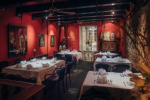 Restaurant gevuld met mooi Thais interieur in Amsterdam