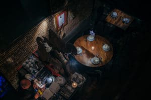 De gezellige bar met sfeervolle tafels